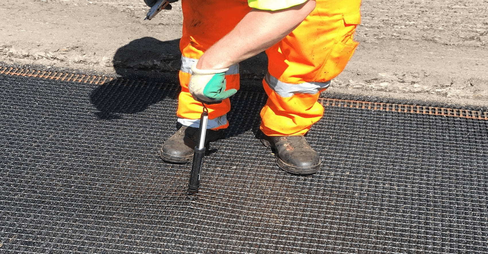 self adhesive fiberglass geogrid,asphalt reinforcement grid,crack resistance geogrid,road construction geogrid